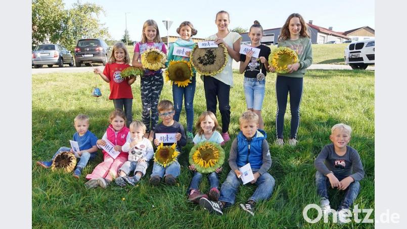 Stolz präsentierten die Kinder ihre Sonnenblumen und die Meisenknödel im Tontopf. Der erste Preis ging an Anna Obendorfer (stehend Vierte von links). Bild: nib