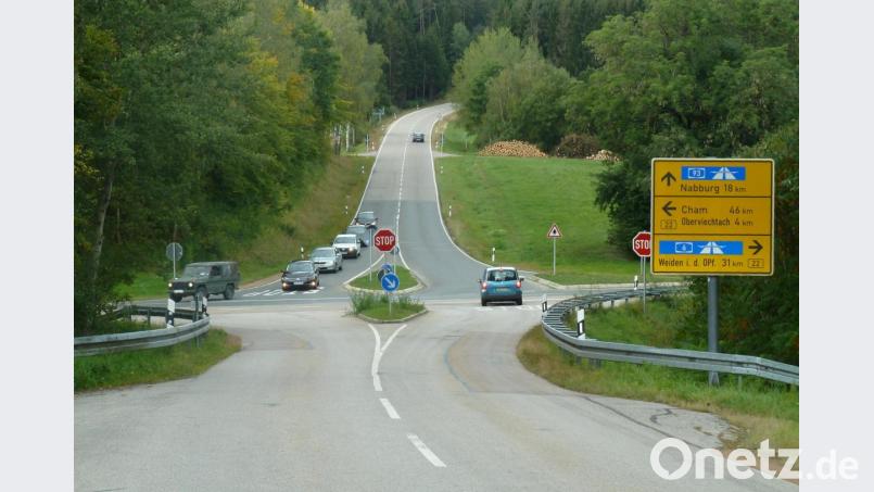 Wer die Bundesstraße nach dem Umbau der „Teunzer Kreuzung“ überqueren möchte, muss über eine Brücke fahren. Diese verbindet die Staatsstraße 2159 aus Richtung Nabburg mit der SAD 42 in Teunz. Von Nabburg kommend fährt man künftig bergab in einer leichten Biegung auf die B 22 zu. Deshalb erfolgt die Einfahrt in beide Richtungen (Cham und Weiden) etwas weiter nördlich. Bild: Portner