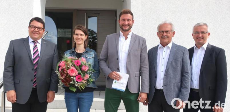 Die Bürgermeister Thomas Falter (links) und Harald Bemmerl (Zweiter von rechts) sowie Geschäftsstellenleiter Daniel Fendl (rechts) empfingen Schulleiter Dominik Bauer (Mitte) und Konrektorin Sabine Voggenreiter (Zweite von links) zum Antrittsbesuch im Rathaus. Bild: Hirsch