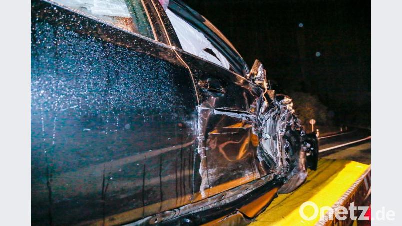 Der Fahrer dieses schwarzen BMW war in der Nacht zum Dienstag als Geisterfahrer auf der A 93 Richtung Norden unterwegs. An der Anschlussstelle Schwandorf Nord verursachte er einen Unfall. Zwei Menschen wurden verletzt. Bild: Hösamer