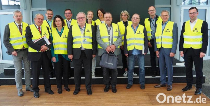Der Verwaltungsauschuss der Arbeitsagentur tagt bei BHS Corrugated in Weiherhammer unter Leitung des Vorsitzenden Helmut Fiedler (vorne, Vierter von links). Florian Gietl, Head of Production von BHS, begrüßt das Gremium und führt es durch das Unternehmen. Bild: Bühner