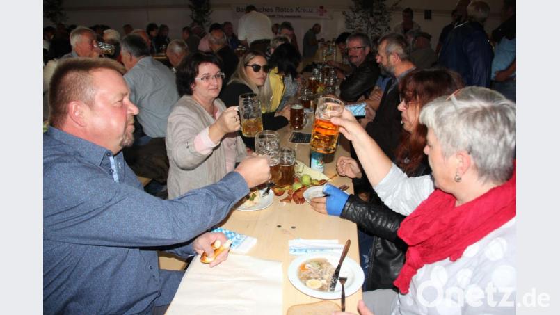 Eine Prosit auf das Zoigl beim 2. Zoiglfest der BRK-Bereitschaft Tirschenreuth. Bild: kro