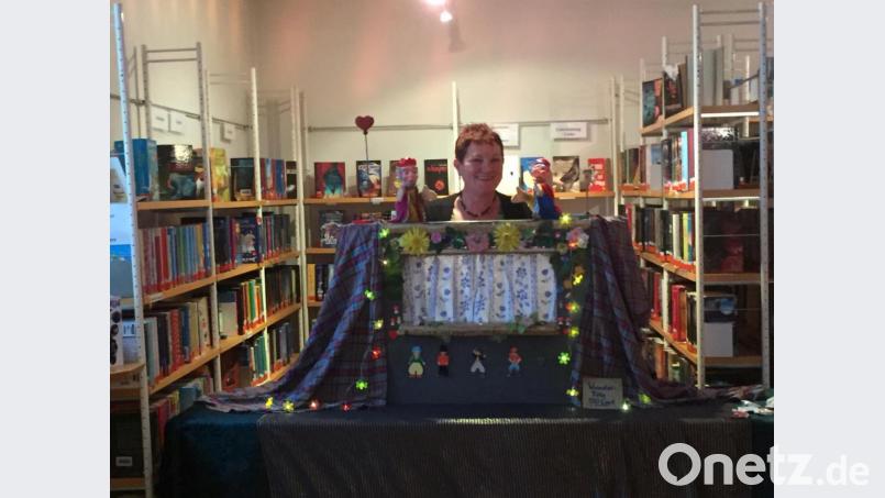 Mit ihrem lustigen Kasperltheater begeisterte Marie Luise Kaiser aus Füssen die Kinder in der Stadtbibliothek. Bild: jzk