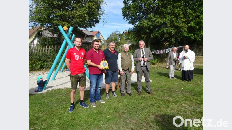 Übergabe des Defibrillators: Im Bild von links Andreas Lippert, Tobias Schönberger, Hans Zeitler, Altbürgermeister Albert Maier und Bürgermeister Richard Tischler. Bild: hm