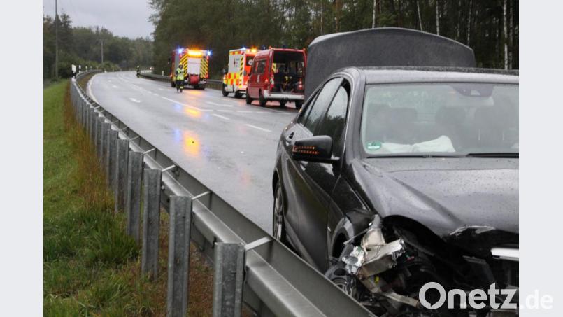 Auch der beteiligte Mercedes ist stark beschädigt. Bild: za