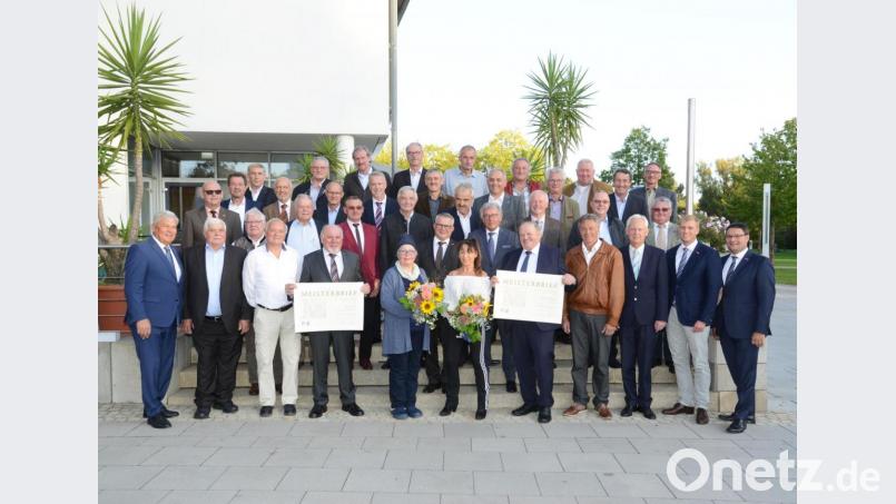 In Amberg ehrte die Handwerkskammer ihre „Goldenen“ Handwerksmeister. Es gratulierten Kammervizepräsident Gerhard Ulm (Erste. Reihe Erster von links) und Geschäftsführer Alexander Stahl (1. Reihe Erster von rechts). Bild: Fotostudio Kraus