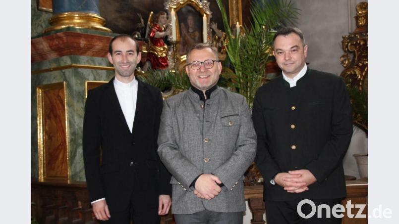 Dekan Markus Brunner (Mitte) freut sich über die Verstärkung im Seelsorgeteam der Pfarreiengemeinschaft St. Georg und St. Barbara (Luitpoldhöhe): Florian Rein (links) ist Kaplan, Benjamin Raffler Praktikant. Bild: ads
