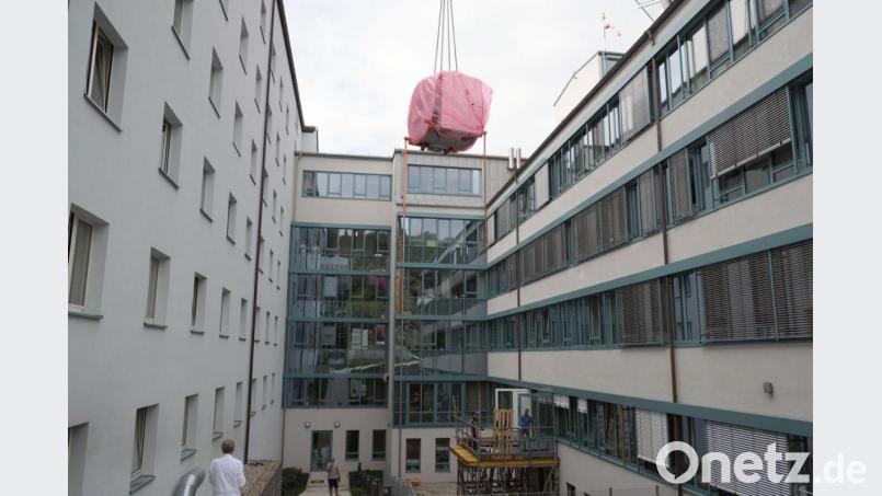 Ein 300 Tonnen schwerer Kran hat das neue MRT des Klinikums am Haken. Das Gerät wiegt sieben Tonnen, kostet rund eineinhalb Millionen Euro und hat laut Angaben aus St. Marien für die Patienten viele Vorteile. Bild: Klinikum/Dietl/exb