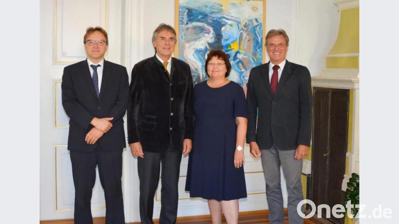 Regiuerungsvizepräsident Christoph Reichert, Regierungspräsident Axel Bartelt, Elisabeth Graßler und Albert Schindlbeck (von links). Bild: Regierung der Oberpfalz/Stühlinger