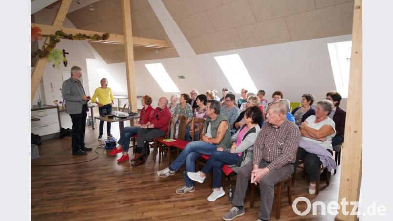 Viele Interessierte lauschen dem Gerontotherapeuten Georg Pilhofer (links) beim Vortrag "Seelische Gesundheit im Alter" im Waldthurner Gesundheitszentrum. NEUN2727-Koordinatorin Doris Völkl (Zweite von links) stellte den Diplom-Sozialpädagogen vor. Bild: fvo