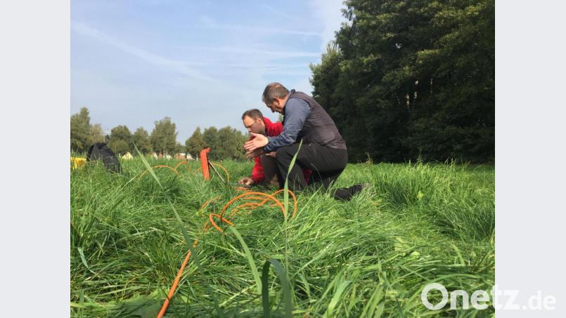 Johannes Großmann vom Landesamt für Umwelt und Roland Eichhorn, Leiter des Geologischen Dienstes Bayern, erkunden im Bereich des Moorweihers mit dem Geo-Elektrik-Messgerät die Umgebung der Senke Bild: Anna Axmann, BR