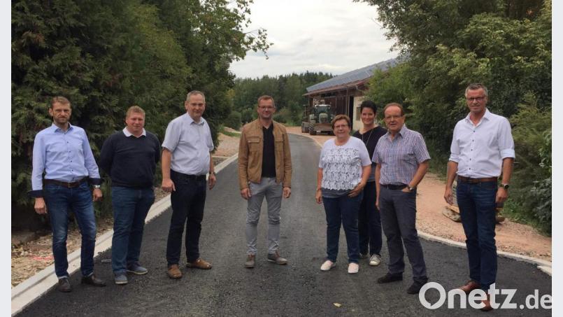 In Untersteinbach wurde die Kanalbaumaßnahme vor kurzem abgeschlossen, in Obersteinbach begonnen. Die CSU informierte sich vor Ort (von links): Stadtrat Christian Gnan, stellvertretender CSU-Ortschef Martin Merkl, die Stadträte Josef Luber, Hermann Gebhard, Bärbel Birner, Birgit Birner, Fraktions-Vorsitzender Hans-Jürgen Schönberger und Bürgermeister Hermann Falk. Bild: u