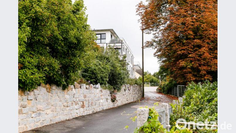 Der Finkenweg in Schwandorf gilt als wenig gelungenes Beispiel zur Verdichtung. Am Ende der schmalen Straße am Weinberg steht ein großer Wohnblock, was für Verkehrsprobleme sorgt. Bild: Hösamer