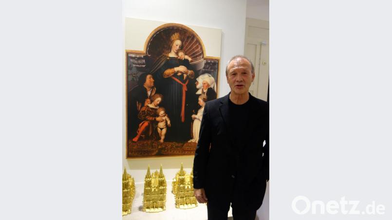 Handlich auch als Souvenir: Ottmar Hörl hat den Regensburger Dom auf knapp 40 mal 50 Zentimeter in Kunststoff vervielfältigt. Im Hintergrund Holbeins Madonna, deren Knaben Hörl per Pigmentdruck ein Höschen angezogen hat. Bild: Susanne Wolke
