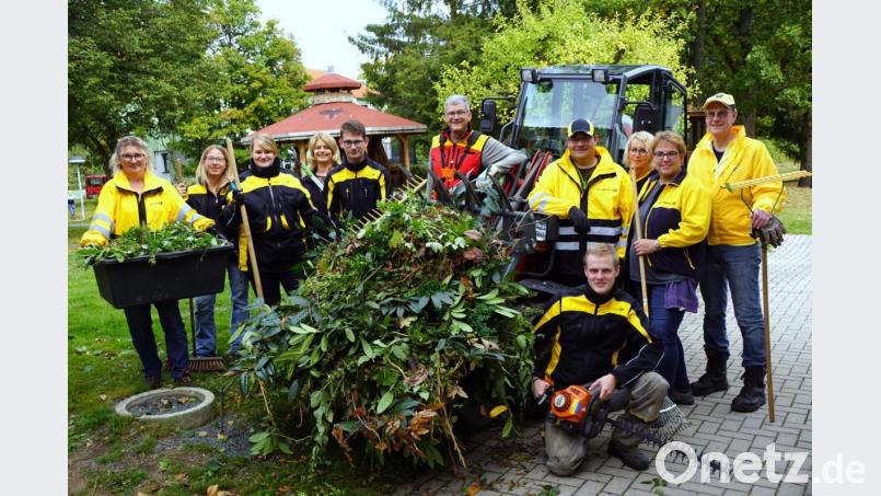 Elf Postbedienstete räumten am Dienstag in den Grünanlagen des SOS-Kinderdorfes auf. Die gute Stimmung zeigte, dass sie es gerne und voller Eifer taten. Bild: bkr