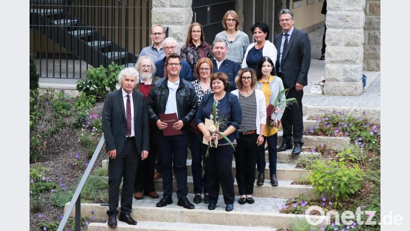 Landrat Wolfgang Lippert (links) ehrte Mitarbeiter für langjährige Dienste: (vorne von links) Siegbert Bauer, Matthias Rieß, Gabi Schertler, Christa Neugirg und Isolde König, (zweite Reihe von links) Personalrat Reinhard Mährländer von der Kreismusikschule, Günther Meier und Gerlinde Trißl, (dritte Reihe von links) Hubert Fenzl, Christina Zapf, Claudia Neuner, Personalrätin Ramona Wiesent und Personalchef Walter Brucker. Bild: exb/Landkreis Tirschenreuth/Stefan Malzer