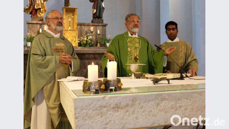 Als Hauptzelebrant feierte Erzbischof Joseph Perumthottam (Mitte) zusammen mit Pfarrer Heinrich Rosner (links) und Pfarrvikar Joseph Kokkoth (rechts) den Gottesdienst in der Pfarrkirche in Schwarzenfeld. Bild: mab