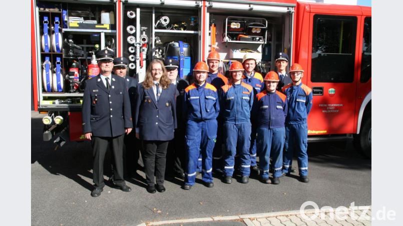 Gruppenbild nach bestandener Prüfung: Im Bild von links Kreisbrandmeister Günther Fachtan, Kreisbrandmeister Florian Trießl, Jugendwart Natascha Fachtan, Kreisbrandmeister Dieter Höfer, Luisa Lienert, Lukas Bayer, Sophie Herrler, Moritz Scharf, Korbinian Schaumberger, stellvertretender Kommandant Lukas Neubauer und Christian Eckert. Bild: fpoz