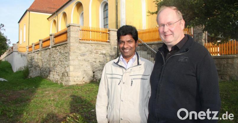 Pfarrer Markus Nees (rechts) wird am Sonntag feierlich installiert. Bei der künftigen Seelsorge-Arbeit hilft ihm Pater Charles John, der aus dem südindischen Kerala stammt. Bild: wro