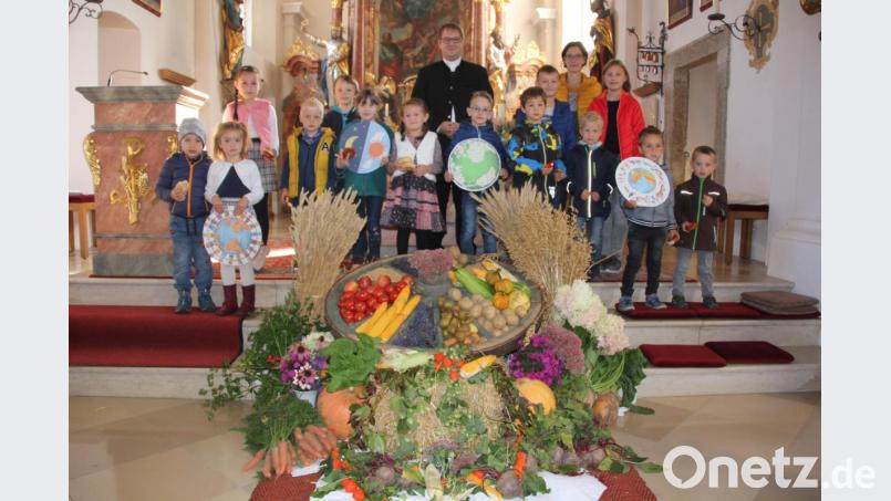 Kinder gestalteten den Familiengottesdienst zum Erntedankfest in Wondreb mit. Unser Bild zeigt die Kinder vor dem geschmückten Erntedank-Altar mit Stefanie Scharnagl (rechts), die mit den Kindern alles einstudierte, und Kaplan Daniel Fenk (mitte). Bild: kro