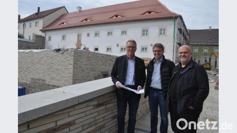 Der Umbau der alten Polizei zum Lernstandort kommt gut voran. Architekt Peter Brückner führte Stadtbaumeister Andreas Ockl und Bürgermeister Franz Stahl (von links) durch die Baustelle. Bild: ws