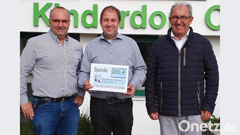 Eine Spende von 2000 Euro übergaben Ferdinand Lehner (rechts) und Markus Zant (links) an den Leiter des SOS-Kinderdorfs in Immenreuth, Holger Hassel. Bild: exe