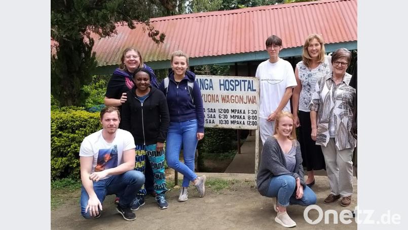 Dr. Annemarie Schraml (rechts) hat mit ihrem Team in Tansania wieder große Hilfe leisten können. Bild: exb