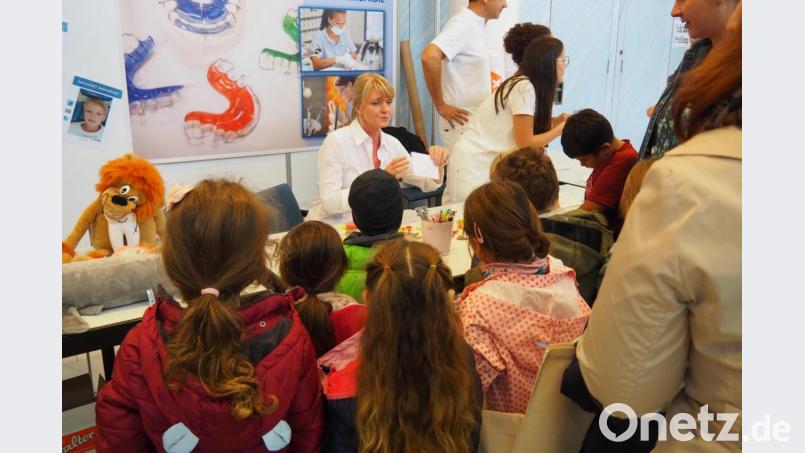 Kinder lernen am Tag der Zahngesundheit auch Zahnspangen und Zahnkorrekturen kennen. Bild: Bühner