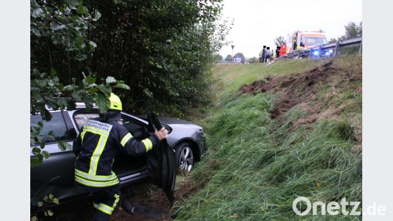 Eines der Autos bleibt am Fuß der Böschung liegen. Die Feuerwehr untersucht das Wrack. Bild: za
