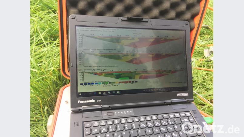Feldcomputer mit den ausgewerteten Messdaten. Die unterschiedliche Verteilung der elektrischen Widerstände (Resistivity) bis in zirka 50 Meter unter der Erdoberfläche ermöglicht eine Abschätzung der Ausdehnung einer vermuteten Maar-Struktur. Bild: Anna Axmann, BR