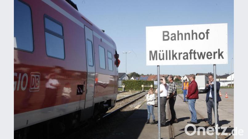 Am Tag der offenen Tür richtet der Zweckverband am Müllkraftwerk einen Bahnhof ein und befördert die Besucher von Schwandorf nach Dachelhofen. Bild: Hirsch