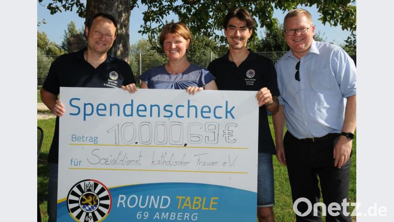 Der Amberger Service-Club Round Table hilft dem Sozialdienst katholischer Frauen und den Pflegefamilien, wo es nur geht – vor allem finanziell (von links): Präsident Michael Rogenhofer, Andrea Graf vom SkF, Round-Table-Schatzmeister Markus Schuller und OB Michael Cerny. Bild: gf