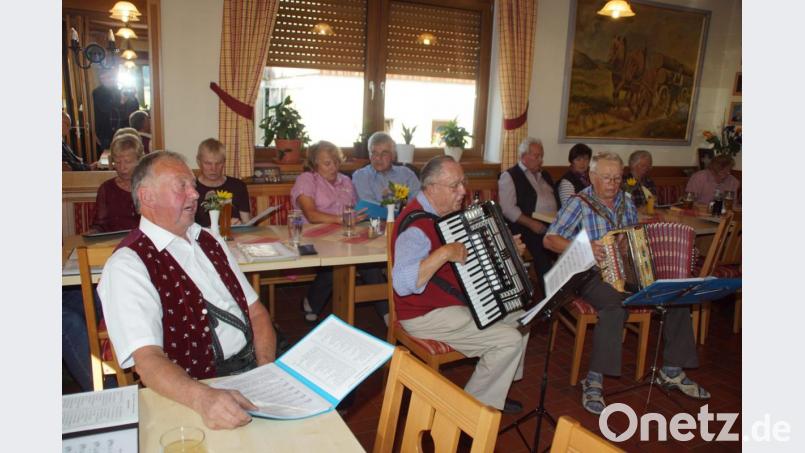 Beim &quot;offenen Singen&quot; des Oberpfälzer Volksliedkreises im Lindauer Wirtshaus übernahm Leonhard Bayerl (links) die Moderation. Musikalisch begleiteten Peter Jourgens und Sepp Baumer den Gesang. Bild: mmj