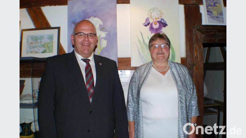 Bürgermeister Klaus Meyer und Künstlerin Elfriede Berling vor einigen der Bilder, die bis zum Jahresende in der Alten Posthalterei zu sehen sind. Bild: enz
