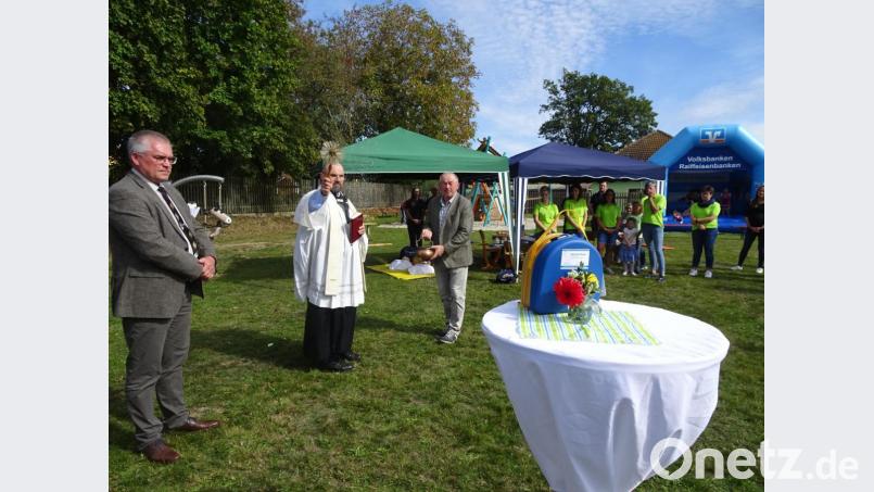 Pfarrer Johann Spitzhirn segnete den Spielplatz und den Defibrillator. Bild: hm
