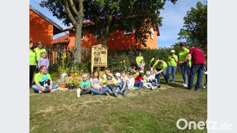 Die neu gegründete Kindergruppe des OGV Hohentreswitz präsentierte das Insektenhotel Bild: hm