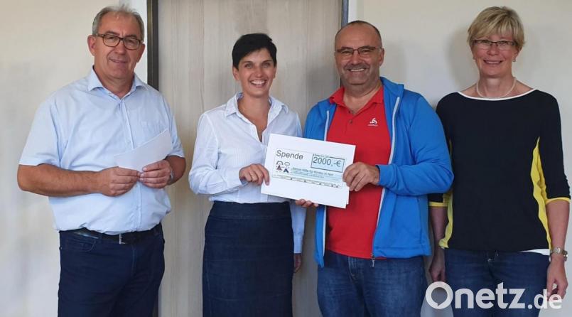 Insgesamt 4000 Euro haben Ferdinand Lehner (links) und Markus Zant bei ihrer gemeinsamen Geburtstagsfeier gesammelt. 2000 Euro davon erhielt das Kinderheim in Tachov. Im Bild die Spendenübergabe an Heimdirektorin Blanca Smichova (Zweite von links). Mit dabei war auch Gerlinde Weigl von der Bärnauer Initiative "Hilfe für Kinder in Not". Weitere 2000 Euro gingen an das SOS-Kinderdorf in Immenreuth. Bild: ws