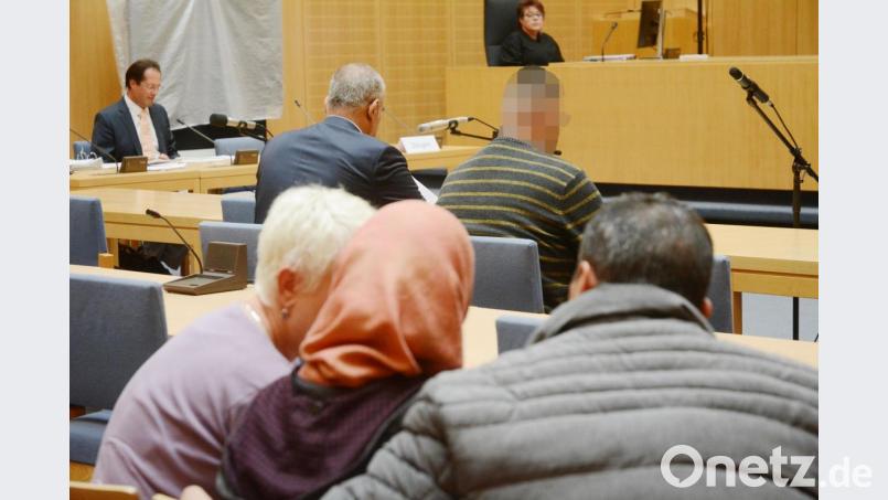 Nur wenige Zuhörer &quot;verirren&quot; sich in den Prozess gegen einen 28-jährigen Syrer wegen Totschlags an seiner Frau. Dieses Paar stammt zwar auch aus dem Bürgerkriegsland, ist aber nur interessehalber im Zuhörerraum. Täter und Opfer kannte man nicht. Im Hintergrund links Gutachter Dr. Johannes Schwerdtner. Bild: gsb