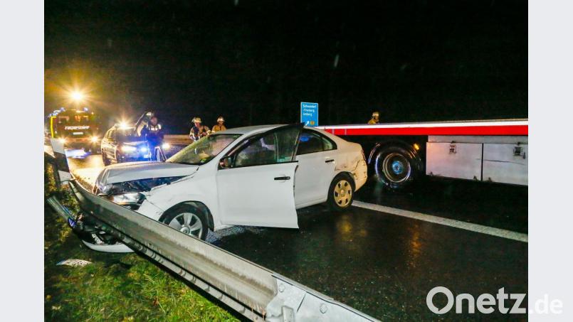 Der Fahrer diese Skoda wich dem Geisterfahrer aus und krachte in die Leitplanke. Beide Insassen des Autos wurden verletzt. Bild: Hösamer