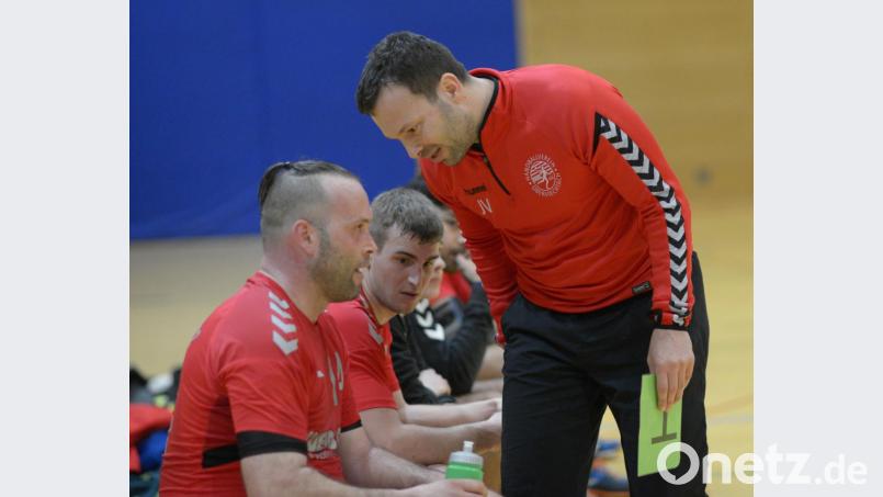 Oberviechtachs Trainer Jan Vetrovec (im Bild mit Ronny Maaß) will in der Bezirksliga ein Wörtchen um den Titel mitreden. Bild: ham