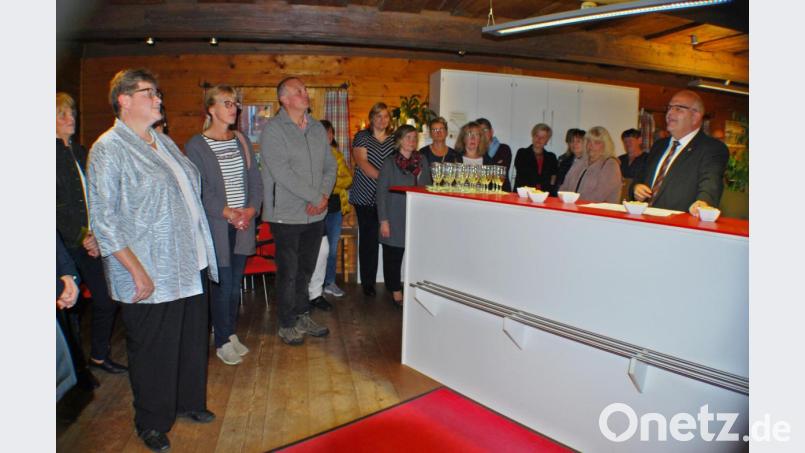 Bürgermeister Klaus Meyer (rechts) hieß die Gäste bei der Vernissage von Elfriede Berlings Ausstellung &quot;Natur in Farben&quot; willkommen. Bild: enz
