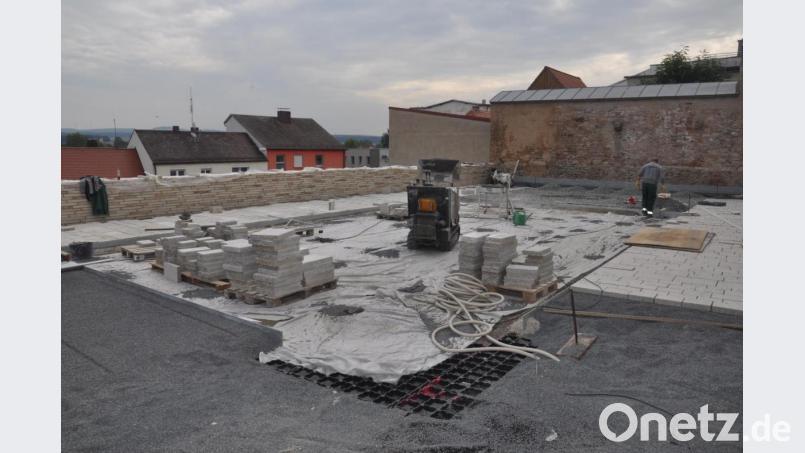 Vor der alten Polizei in Richtung Regensburger Straße überdeckt ein „Stadtbalkon“ die alten Mauerfunde darunter. Die Terrasse bekommt einen Boden mit Granitplatten, denen am Marktplatz ähnlich, sowie mittig eine Grünfläche mit Sitzbänken, Hochbeeten und drei Bäumchen. Bild: ws
