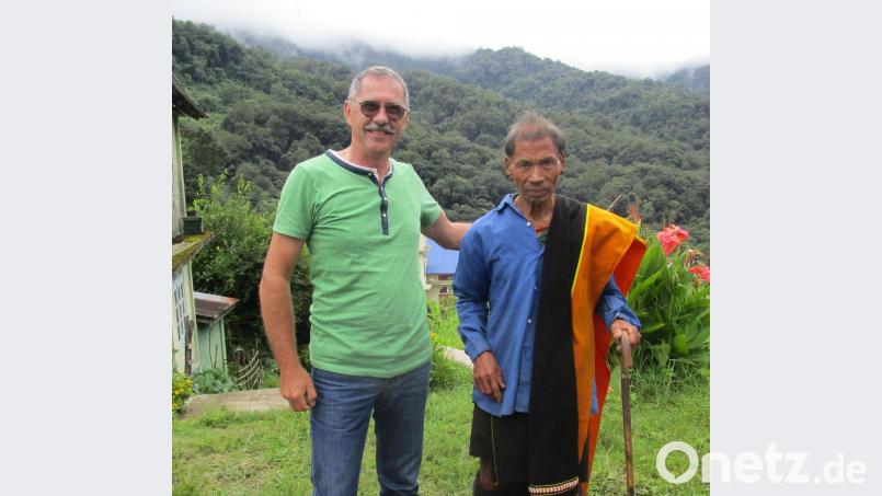 Erster Sonntag in Zubza: Vor der Kirche begrüßt der Dorfälteste den Helfer aus Deutschland, Hans Rupprecht. Bild: exb