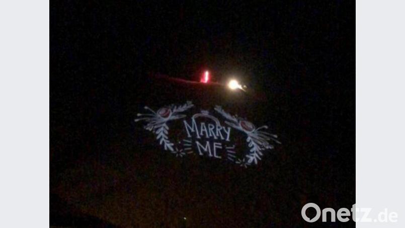 Der Heiratsantrag &quot;Marry Me&quot; (Heirate mich) auf dem Monte Kaolino. Und oben geht das Feuerwerk los. Bild: privat