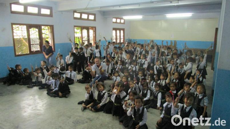 Die Kinder aus Zubza freuen sich über die Zahnbürsten, die ihnen Hans Rupprecht mitgebracht hat. Bild: exb