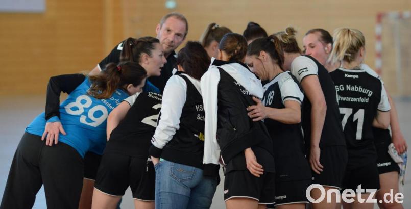 Die Handballerinnen der HSG Nabburg/Schwarzenfeld von Trainer Karl Söllner gelten nicht nur für die Nachbarn des HV Oberviechtach als Topfavorit auf den Landesliga-Aufstieg. Bild: ham