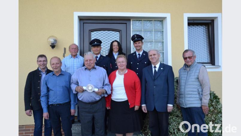 Erhard Burger (mit Geschenk), eingerahmt von seinen beiden Kindern, feiert seinen 85. Geburtstag. Dazu gratulierten auch die Feuerwehr Burgtreswitz, der Förderverein Schloss Burgtreswitz sowie Pfarrer Josef Most (Zweiter von rechts) und Bürgermeister Hermann Ach (links). Bild: gi