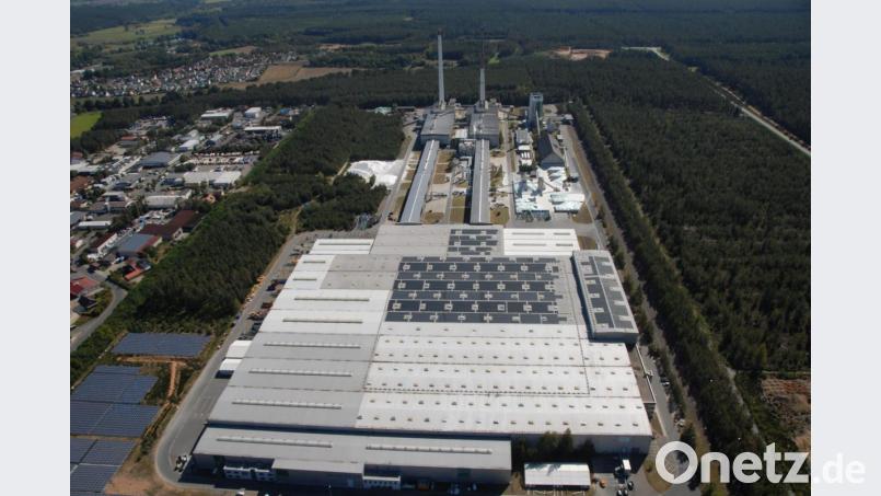 Auf der Waldfläche rechts des Pilkington-NSG-Werks Weiherhammer könnte schon in wenigen Monaten für einen stattlichen Betriebsteil von Flachglas Wernberg gebaut werden. Zugleich gibt es Überlegungen, die dazwischen vorbeiführende Bahnlinie wieder in Betrieb zu nehmen. Luftbild: Michael Ascherl
