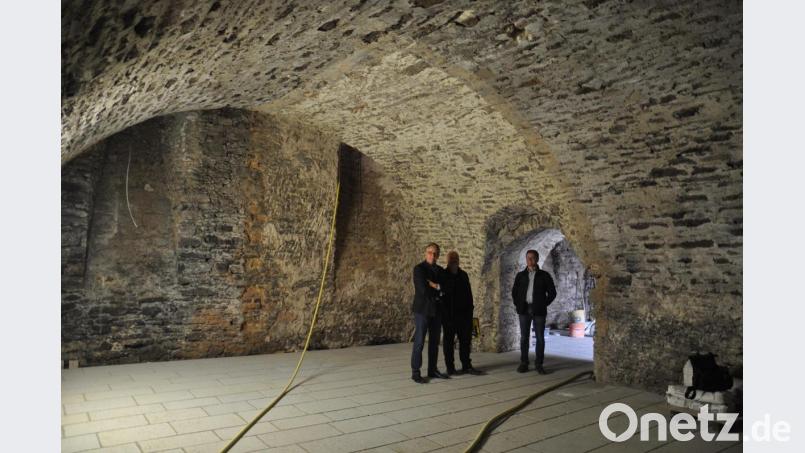 Die alten Kellergewölbe haben einen edlen Granit-Boden erhalten. Beleuchtet werden die Mauern später einmal nur von einer Lichtleiste an den Fußbodenkanten. Bild: ws