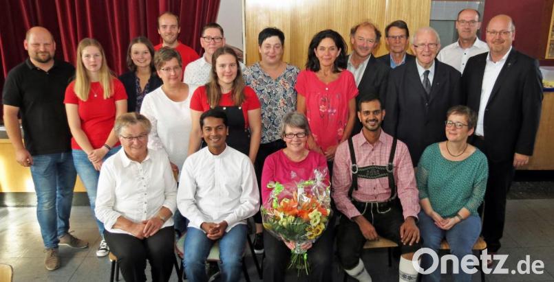 Der Dank in der Pfarrversammlung in St. Konrad gilt Pfarrsekretärin Helga Wallbraun (Mitte, sitzend) und allen Ausscheidenden von Dekan Johannes Lukas (stehend, rechts). Neue Mitchristen stehen zum Dienst in der Kirche bereit. Auf Pater Mejo (sitzend, Zweiter von rechts) folgt Pater Tony (sitzend, Zweiter von links) als Pfarrvikar. Bild: Dobmeier